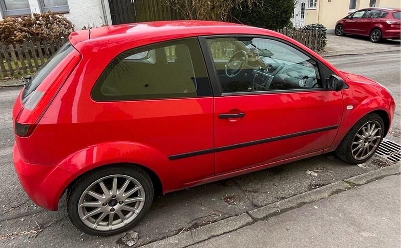 Gebraucht Ford Fiesta 74 PS (54 kW) 2004 Rot Kleinwagen