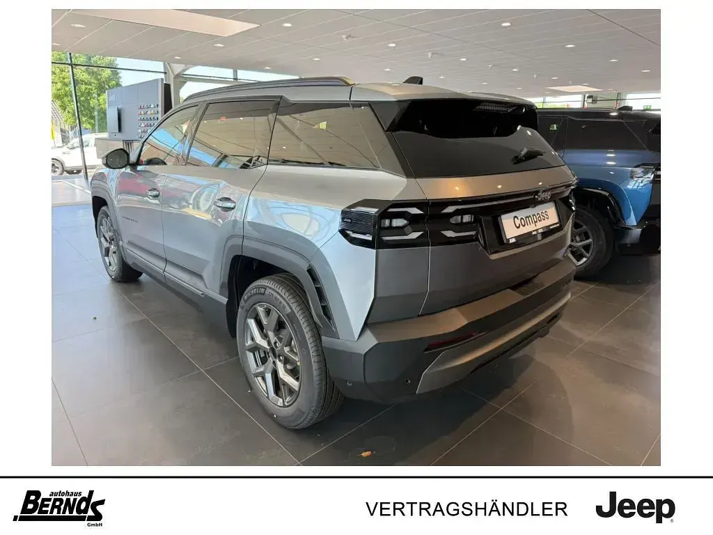 Neu Jeep Compass 136 PS (100 kW) 2026 Yosemite grey SUV