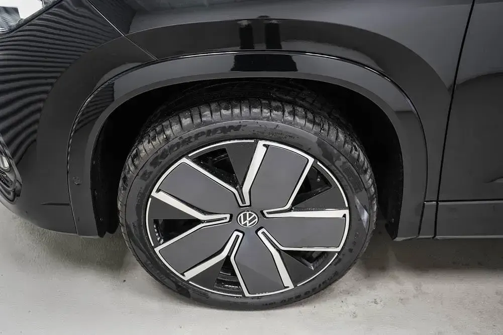 Neu VW Tayron R-line 193 PS (141 kW) 2026 Grenadillschwarz metallic (2t) SUV