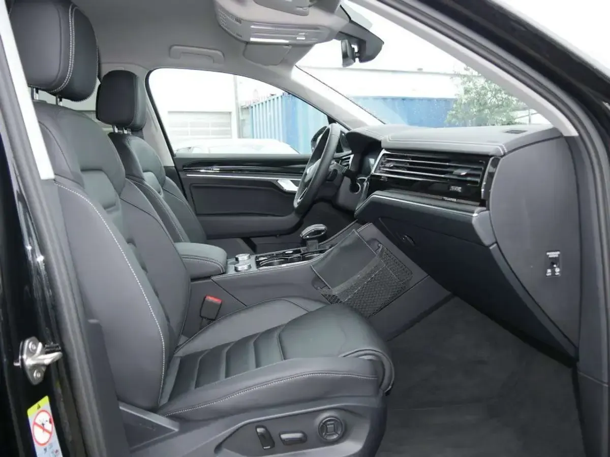 Gebraucht VW Touareg Basis 231 PS (169 kW) 2025 Grenadillschwarz metallic SUV