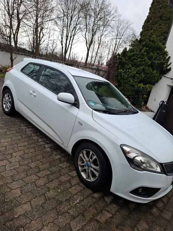 Gebraucht Kia ProCeed Edition 7 90 PS (66 kW) 2011 Weiß Kleinwagen