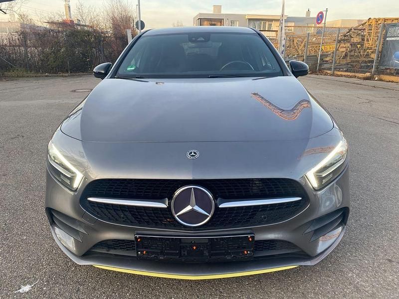 Grau Gebraucht 2018 Mercedes A180 AMG line Limousine | 20.499 € (Fairer Preis) - Bild 1/4