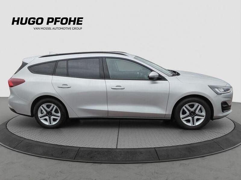 Gebraucht Ford Focus Cool & Connect 101 PS (74 kW) 2022 Moondust silver Kombi