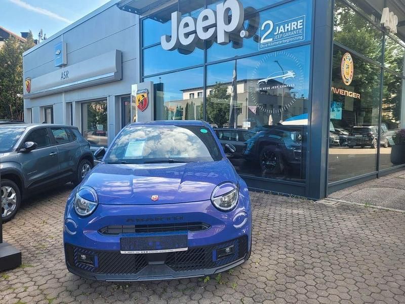 Blau Neu 2025 Abarth 600e Scorpionissima SUV | 47.688 € (Fairer Preis) - Bild 1/4