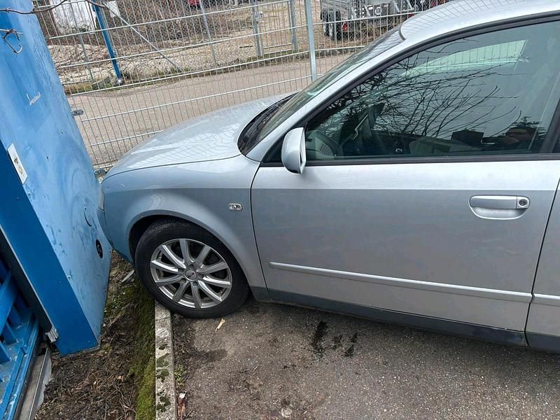 Silber Gebraucht 2002 Audi A4 Limousine | 850 € (Superpreis) - Bild 1/4