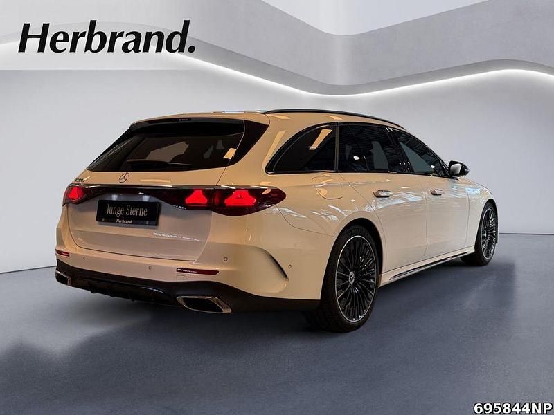 Gebraucht Mercedes E300 AMG 313 PS (230 kW) 2024 Unilack polarweiß Kombi