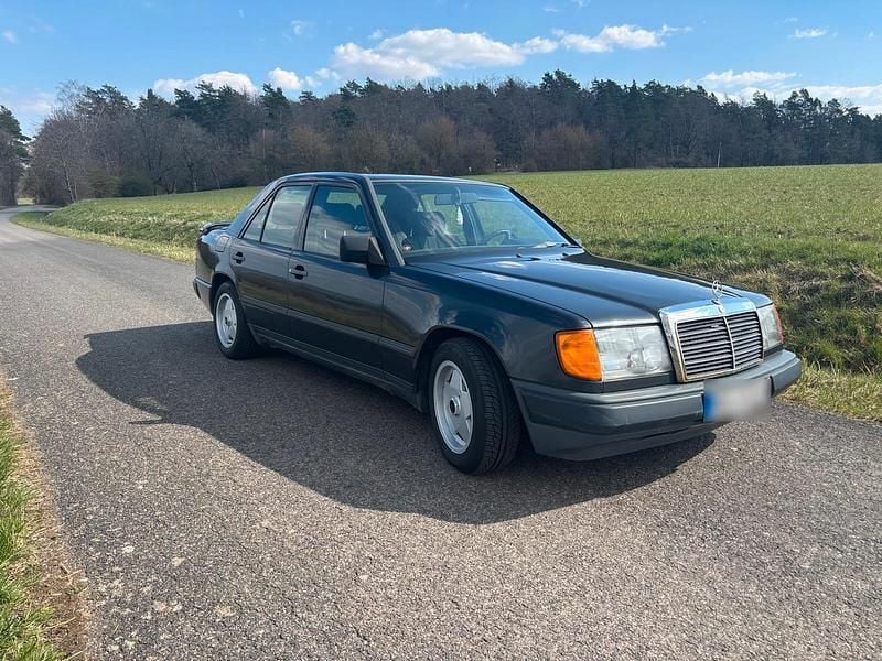 Gebraucht Mercedes E230 136 PS (100 kW) 1986 Schwarz Limousine