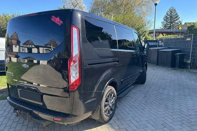 Gebraucht Ford Tourneo Titanium 185 PS (136 kW) 2022 Schwarz metallic Van / Kleinbus