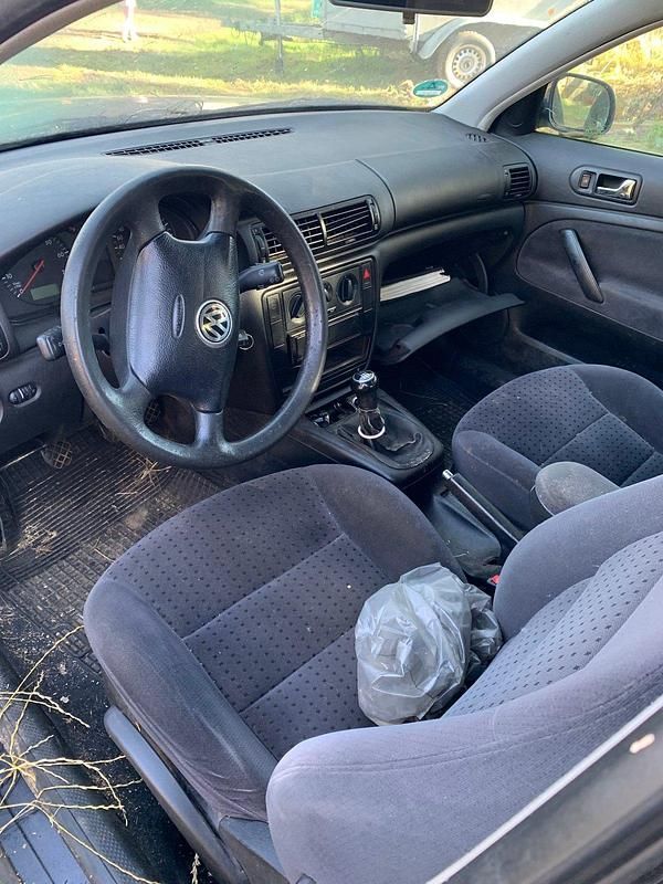 Schwarz Gebraucht 2005 VW Passat Kombi | 222 € - Bild 1/2