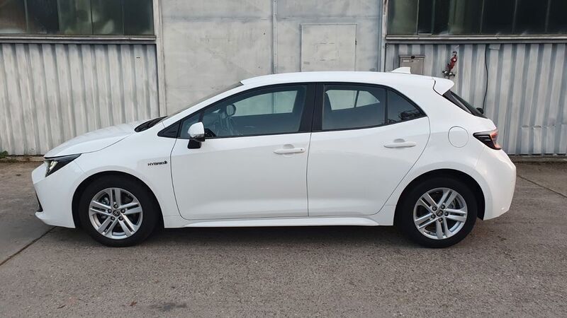 Weiß Gebraucht 2021 Toyota Corolla Hybrid Comfort Limousine | 15.500 € (Superpreis) - Bild 1/4