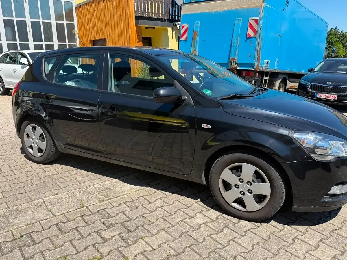 Gebraucht Kia Ceed Vision 90 PS (66 kW) 2011 Schwarz Kleinwagen