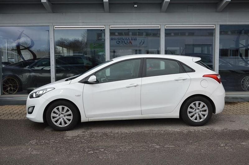Gebraucht Hyundai i30 Classic 101 PS (74 kW) 2015 Weiß Limousine