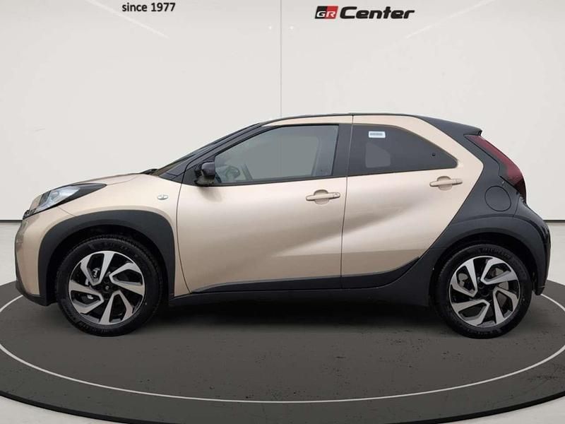 Neu Toyota Aygo X 72 PS (52 kW) 2025 Ginger beige (4u9)/ black mica SUV
