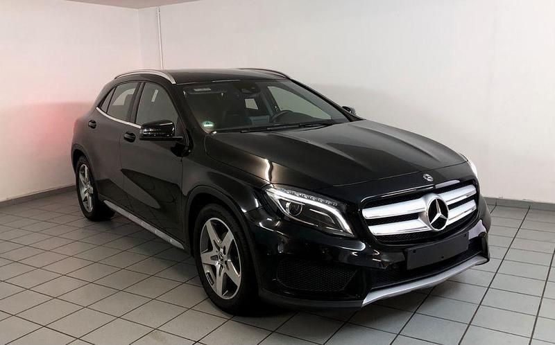 Kosmosschwarz Gebraucht 2016 Mercedes GLA180 AMG line SUV | 16.999 € (Fairer Preis) - Bild 1/4