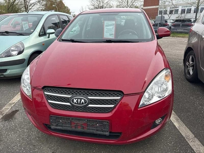 Usado Kia Ceed EX 109 CV (80 kW) 2007 Rojo Utilitario