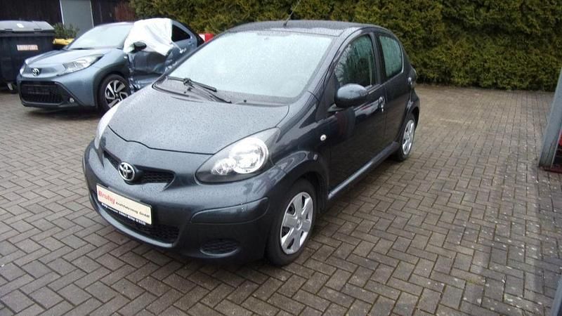 Gebraucht Toyota Aygo Cool 68 PS (50 kW) 2010 Grau Kleinwagen