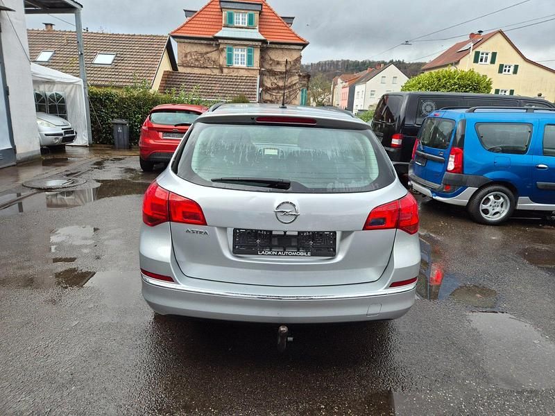Gebraucht Opel Astra Selection 116 PS (85 kW) 2015 Argon silber/ice silver (m2) Kombi