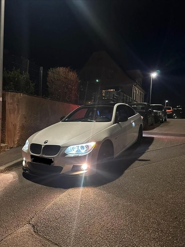 Weiß Gebraucht 2011 BMW 335 M Sport Coupé | 17.499 € (Fairer Preis) - Bild 1/4