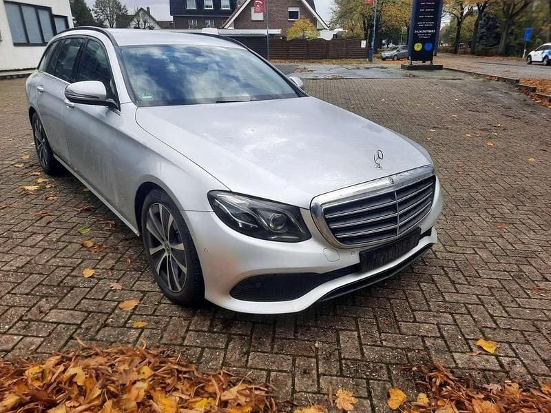 Iridiumsilber Gebraucht 2018 Mercedes E220 Kombi | 15.900 € (Guter Preis) - Bild 1/4