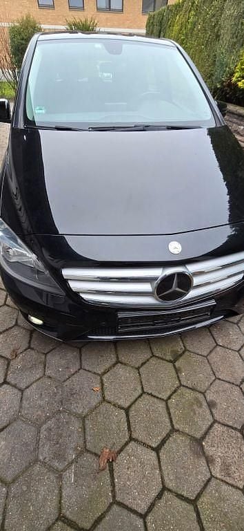 Schwarz Gebraucht 2014 Mercedes B220 Van / Kleinbus | 10.899 € (Guter Preis) - Bild 1/4