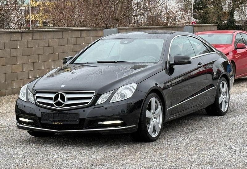 Gebraucht Mercedes E200 184 PS (135 kW) 2011 Schwarz Coupé