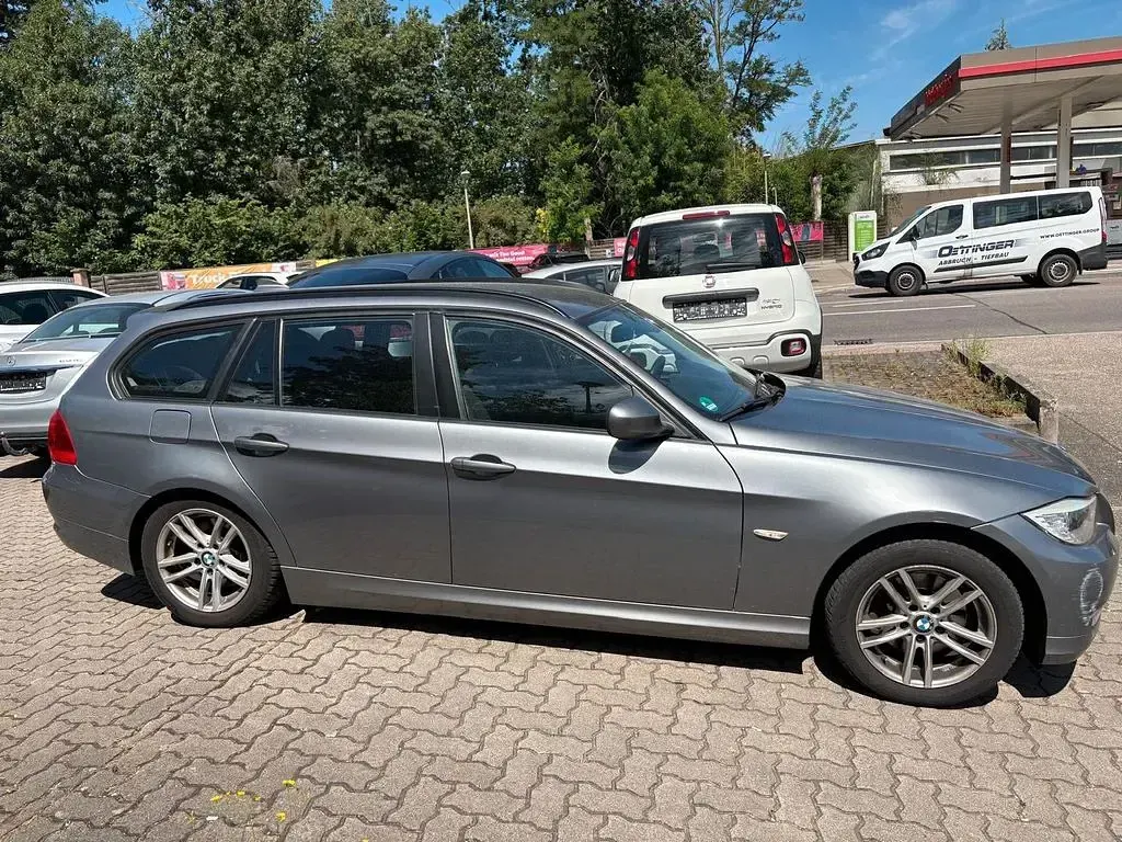 Gebraucht BMW 318 Comfort Edition 143 PS (105 kW) 2011 Grau Kombi