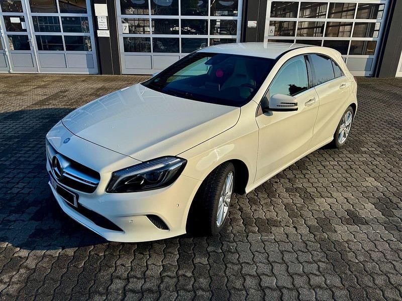 Gebraucht Mercedes A180 122 PS (89 kW) 2016 Weiß Limousine