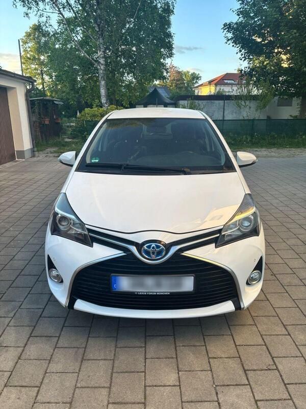 Weiß Gebraucht 2017 Toyota Yaris Hybrid Kleinwagen | 11.500 € (Guter Preis) - Bild 1/4