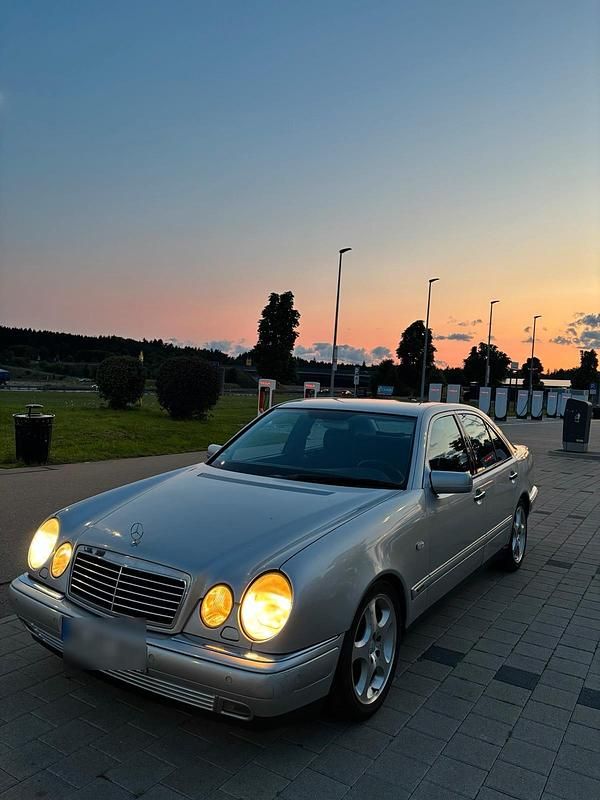 Silber Gebraucht 1999 Mercedes E240 Limousine | 2.700 € - Bild 1/4