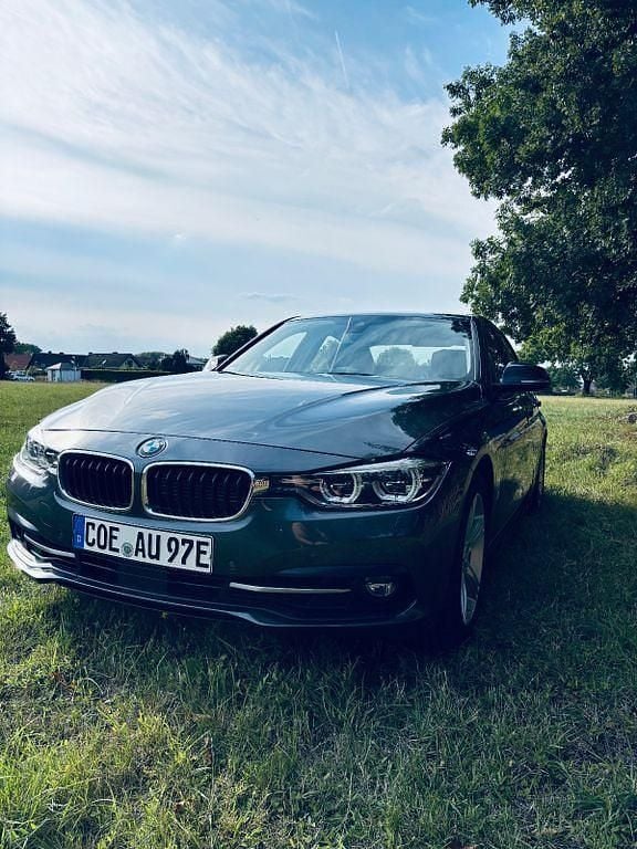 Grau Gebraucht 2018 BMW 330e Sport Line Limousine | 20.000 € (Guter Preis) - Bild 1/4