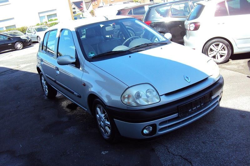 Gebraucht Renault Clio II 97 PS (71 kW) 2001 Silber Kleinwagen