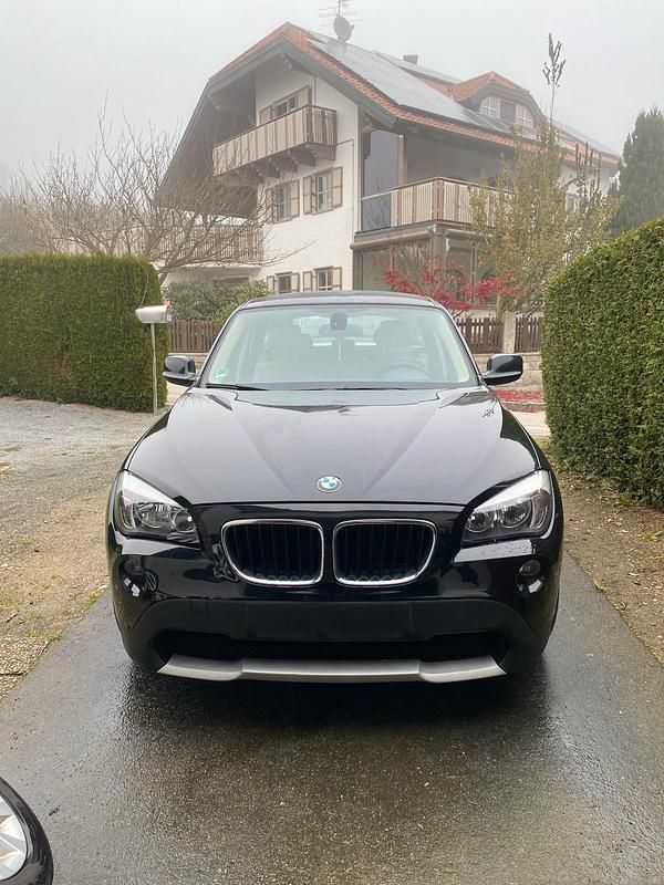Schwarz Gebraucht 2010 BMW X1 SUV | 7.750 € - Bild 1/4