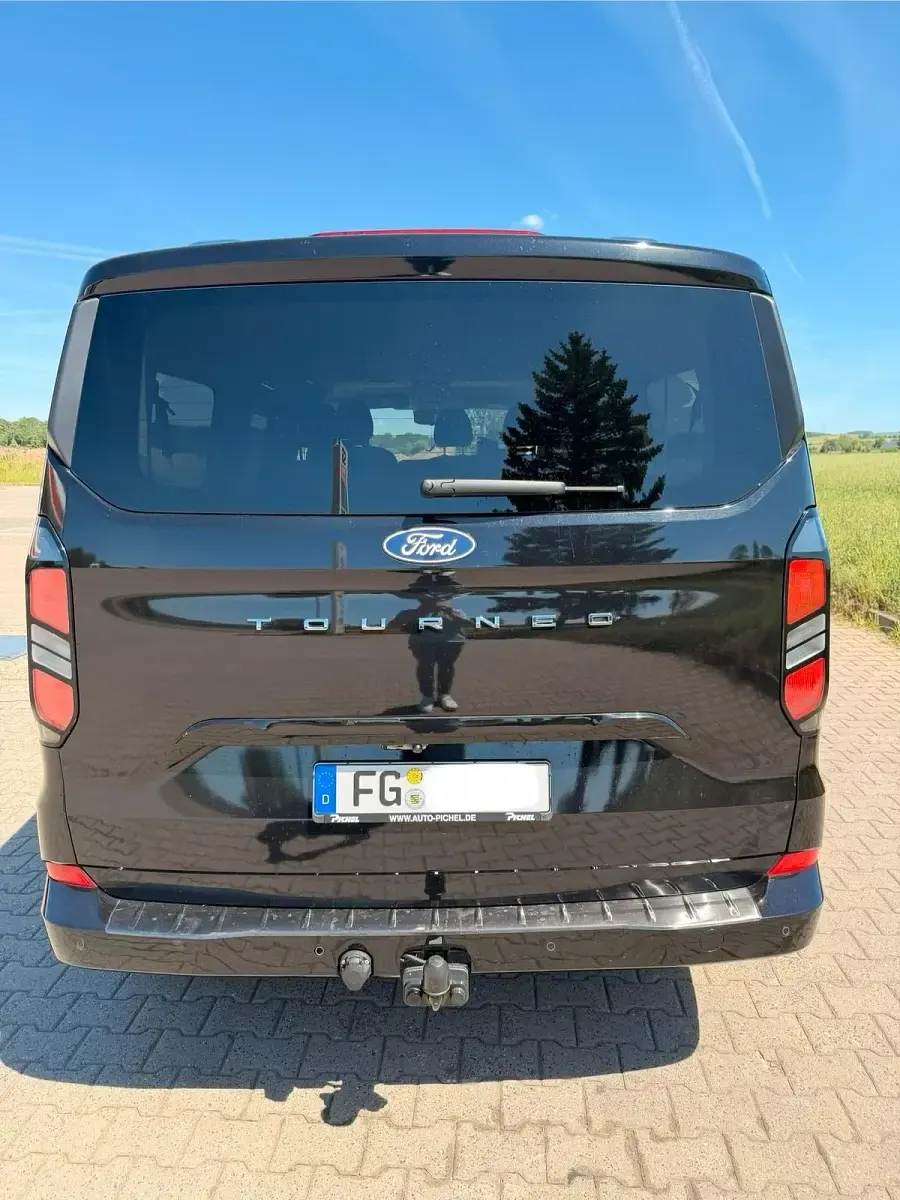 Gebraucht Ford Tourneo Titanium 150 PS (110 kW) 2024 Schwarz Van / Kleinbus