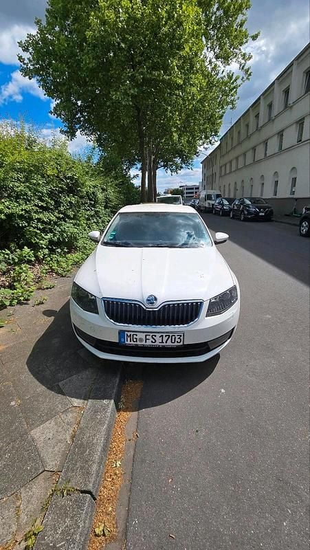 Weiß Gebraucht 2015 Skoda Octavia Limousine | 6.500 € (Superpreis) - Bild 1/4