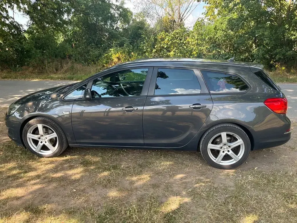 Gebraucht Opel Astra Edition 131 PS (96 kW) 2013 Kombi