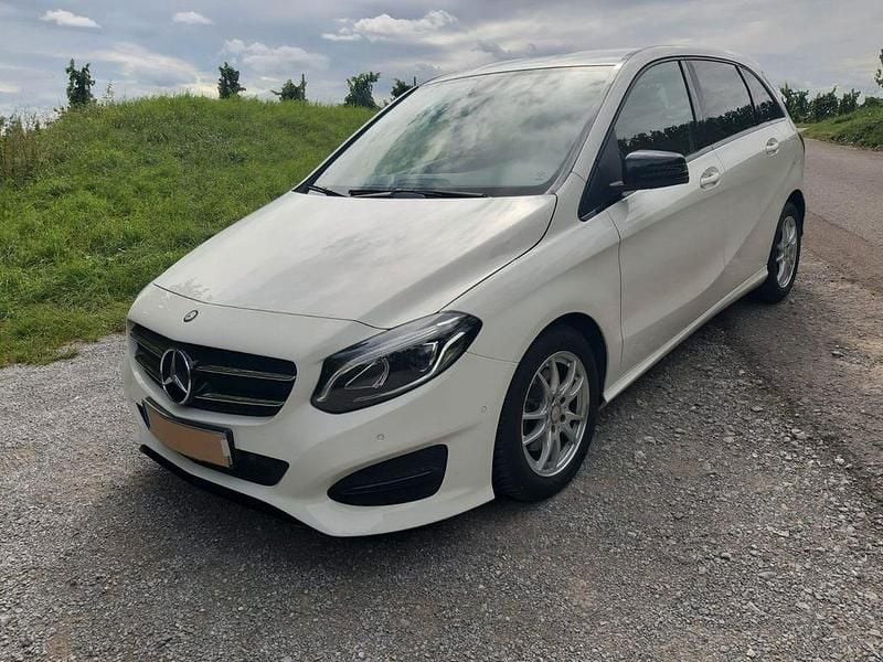 Weiß Gebraucht 2016 Mercedes B200 Urban Van / Kleinbus | 16.280 € (Guter Preis) - Bild 1/4