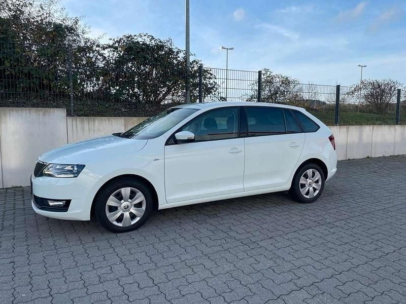 Weiß Gebraucht 2016 Skoda Rapid Drive Kombi | 7.000 € (Guter Preis) - Bild 1/4