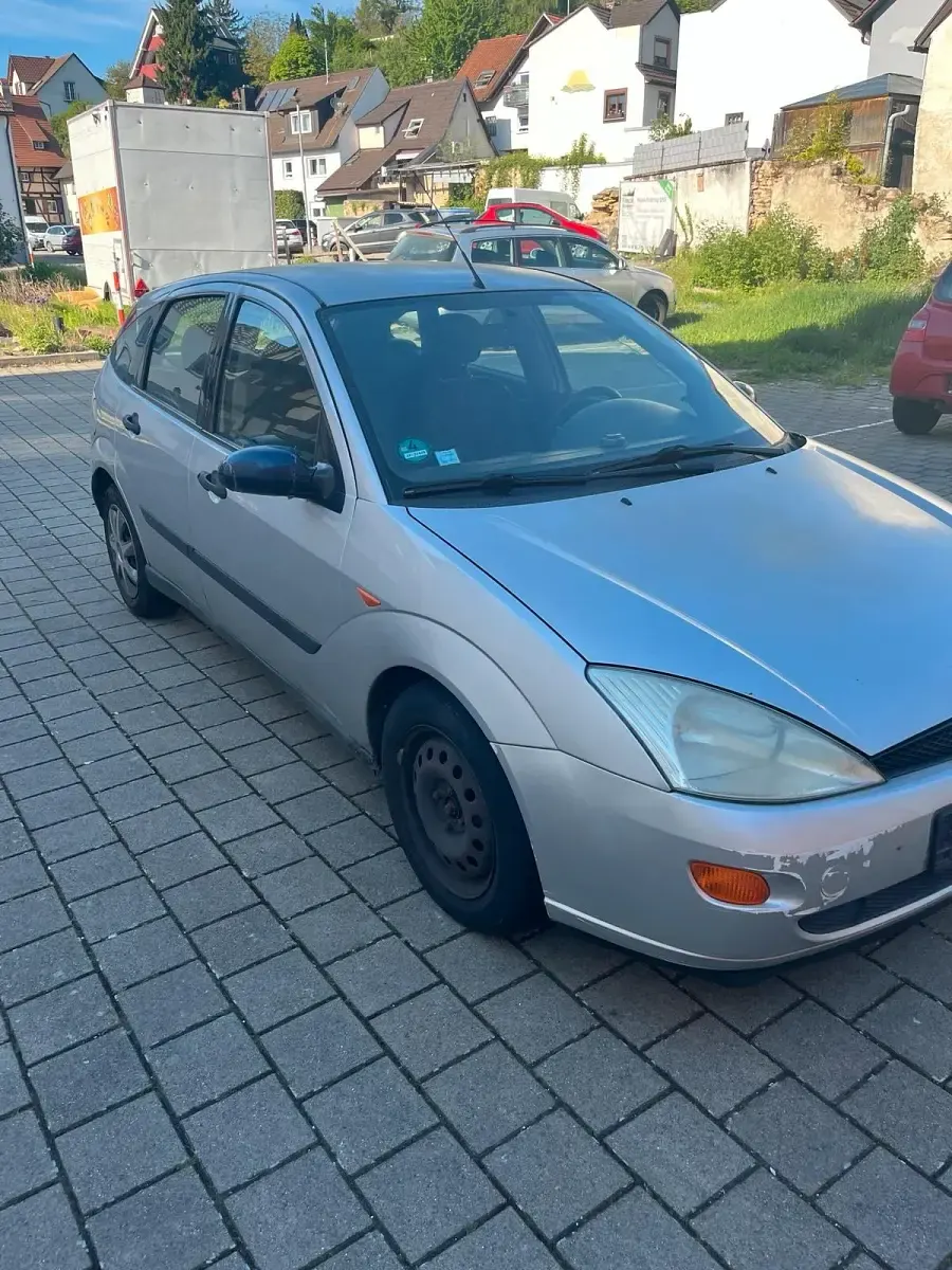 Brugt Ford Focus 100 HK (73 kW) 2000 Sølv Sedan
