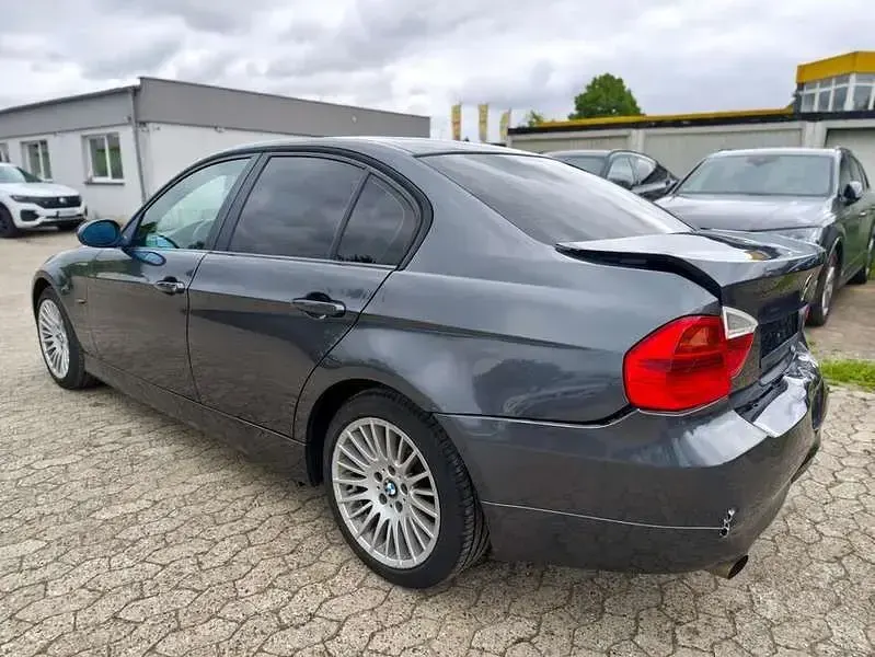Gebraucht BMW 318 129 PS (94 kW) 2007 Grau Limousine
