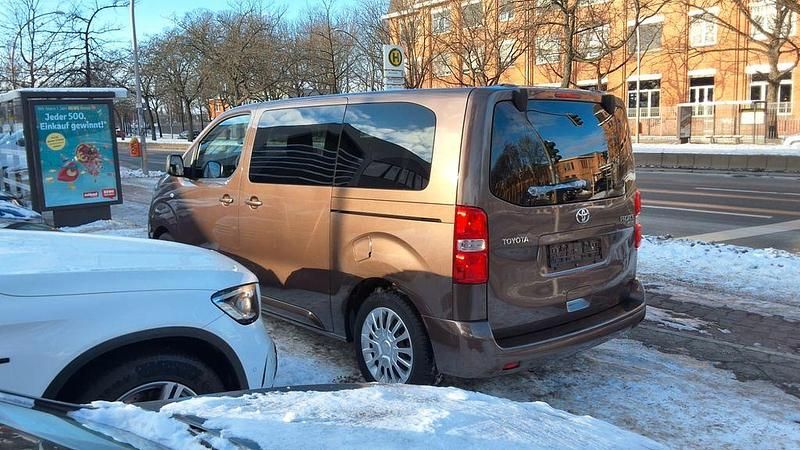 Gebraucht Toyota Proace Verso 177 PS (130 kW) 2024 Braun Kombi