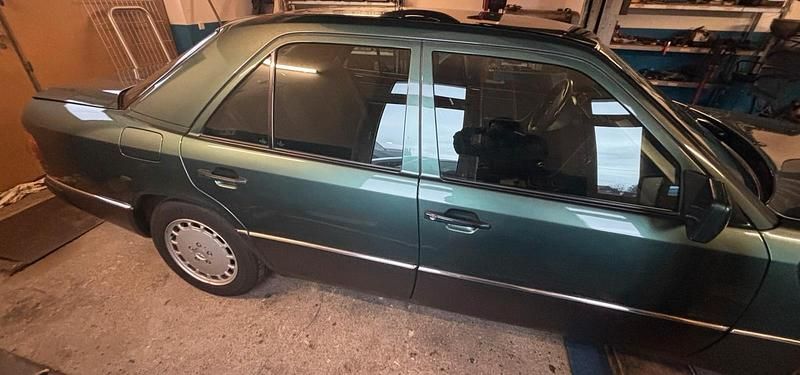 Gebraucht Mercedes E280 197 PS (144 kW) 1993 Grün Limousine