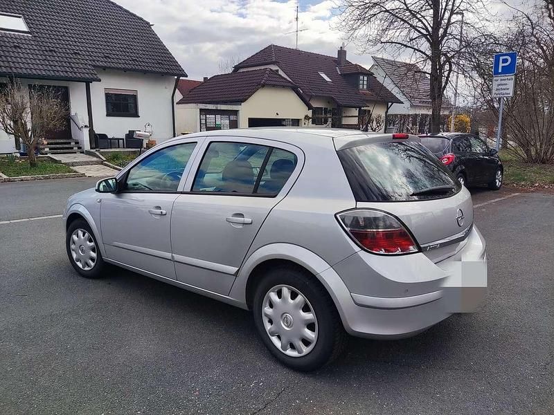 Używany Opel Astra 116 KM (85 kW) 2009 Szary Hatchback