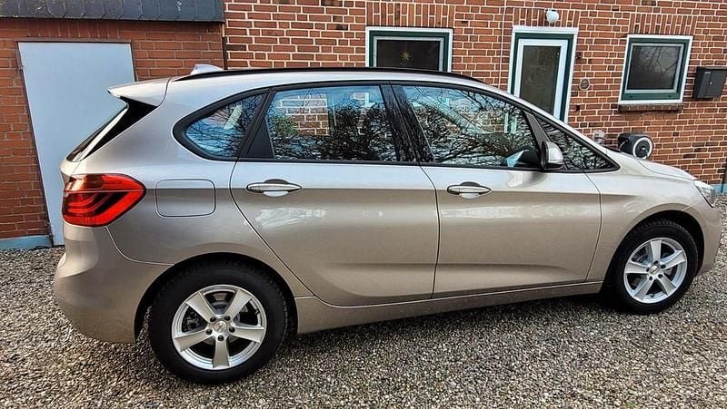 Silber Gebraucht 2020 BMW 218 Active Tourer Advantage Van / Kleinbus | 17.999 € (Fairer Preis) - Bild 1/4
