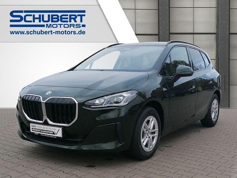 Sanremo green metallic Gebraucht 2025 BMW 216 Active Tourer Sport Line Van / Kleinbus | 30.990 € (Fairer Preis) - Bild 1/4