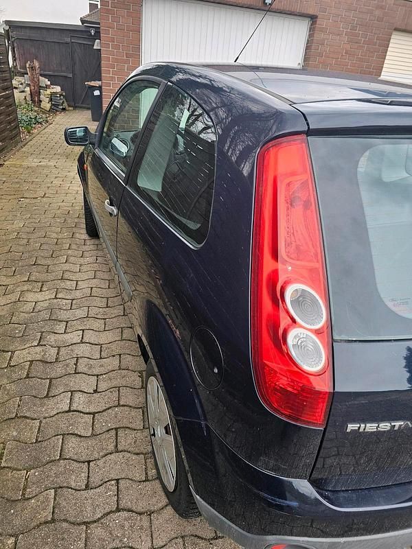 Gebraucht Ford Fiesta 69 PS (50 kW) 2006 Blau Kleinwagen