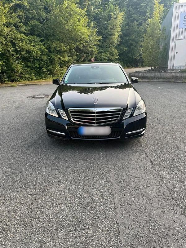 Schwarz Gebraucht 2011 Mercedes E250 Avantgarde Limousine | 10.999 € (Fairer Preis) - Bild 1/4