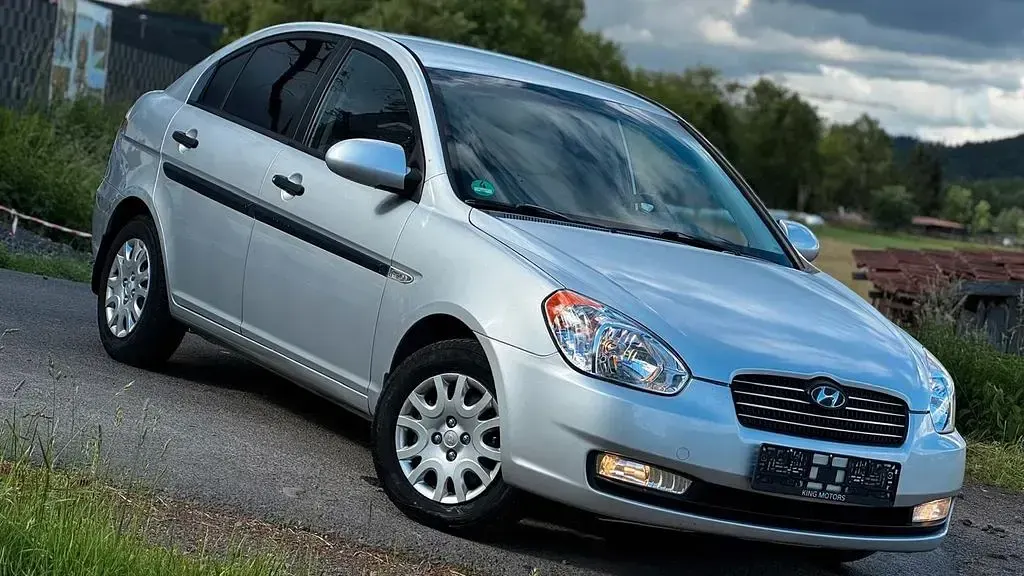 Gebraucht Hyundai Accent 97 PS (71 kW) 2009 Silber Limousine