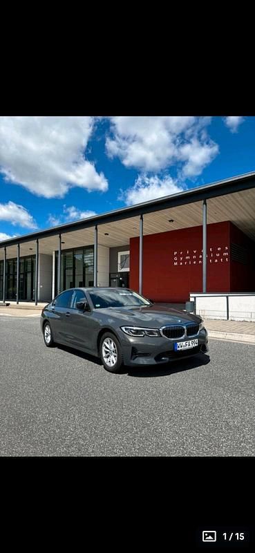 Grau Gebraucht 2022 BMW 320 Sport Line Limousine | 26.499 € (Superpreis) - Bild 1/4
