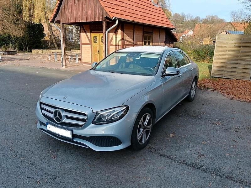 Grau Gebraucht 2017 Mercedes E200 Limousine | 26.800 € (Fairer Preis) - Bild 1/4