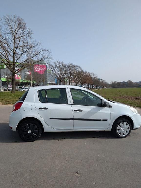 Gebraucht Renault Clio III 75 PS (55 kW) 2009 Weiß Limousine